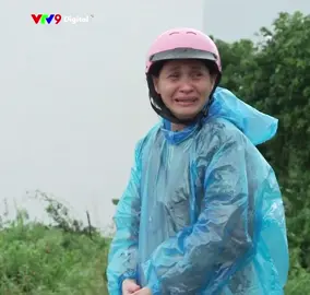 😢 TÌNH MẸ TRONG MƯA LŨ! 🌧️ Giữa biển nước mênh mông và cơn mưa nặng hạt tại vùng lũ Nha Trang, Khánh Hòa, hình ảnh người mẹ trong chiếc áo mưa xanh bật khóc nức nở, cầu xin một phép màu khiến ai xem cũng phải xót xa.  Nỗi đau, sự bất lực của người mẹ khao khát một tin tức bình an từ những người thân yêu đang tan chảy trong tiếng khóc xé lòng!  Xin cầu chúc cho tất cả những người dân vùng lũ sớm vượt qua hoạn nạn và những gia đình đang bị chia cắt sẽ sớm được đoàn tụ trong an lành. 🙏 #VTV9 #MưaLũNhaTrang #CầuMongBìnhAn #TìnhMẹ #Mưalũmiềntrung