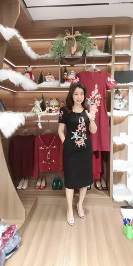 Đầm thun thêu mặc lên sang lắm, form ôm nhẹ tôn dáng mà vẫn dễ chịu. Họa tiết thêu nổi xịn, nhìn ngoài còn đẹp hơn quay luôn. Có 2 màu: đỏ – đen, màu nào cũng lịch sự, hợp đi làm đi tiệc nhẹ. #damtheu #vayom #depmesi #thoitrangnu #nhandangstore