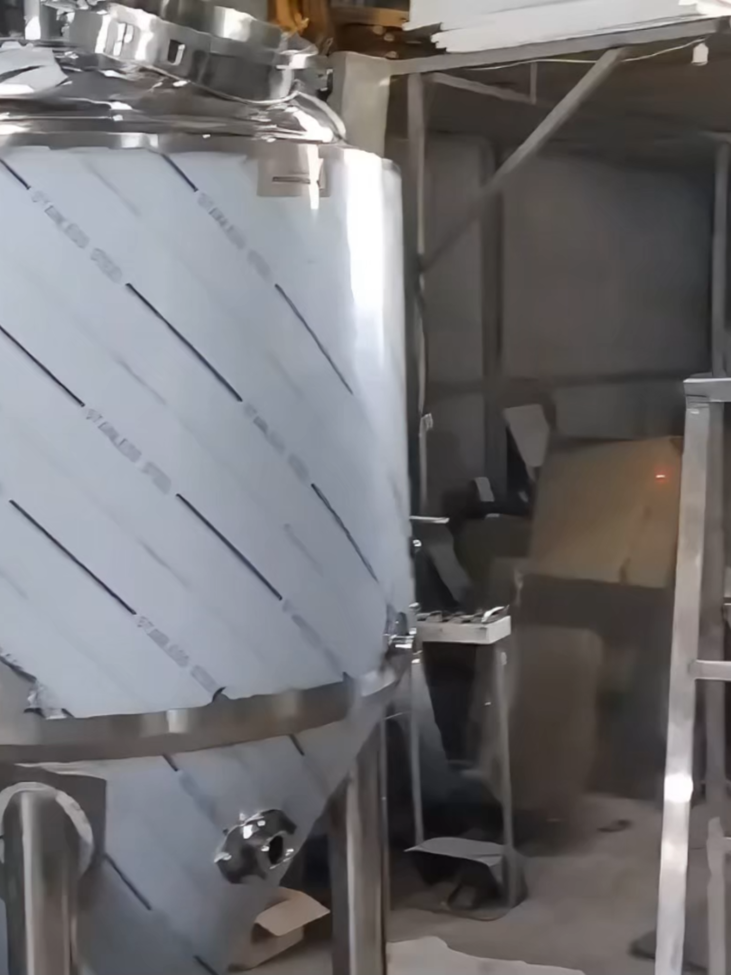 Hoàn thiện hệ thống bồn chứa lên men rượu để kịp vận chuyển vào Nam hoàn thiện lắp đặt dây chuyền sản xuất rượu Nhật #machinexvietnam #daychuyensanxuatruou #tanklenmen #sanxuatruousake