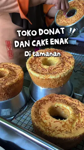 WAHHH DONAT & CAKENYA ENAK BANGETTT 😍😍 Gaes , siapa sangka di gang baru tanaman ini ada toko dinat dan kue yang enak !!! Pengen deh request buka di kota biar ndak jauh2 beli dan dan shiffon cake nya 🤭🤭🤩. Kalian kalau yg pengen makan donat / yg bakal ngadain acara , bisa banget nih coba pesen kuenya di Dapur Sofie yaa !!! Yuk buruan cobain gaee !!  DAPUR SOFIE 📍 gang baru Tamanan, Bondowoso Buka : 08.00-17.00 Order : 085 258 546 200 #bondowoso #kulinerbondowoso #kulinerdibondowoso #rekomendasikulinerdibondowoso #donat 