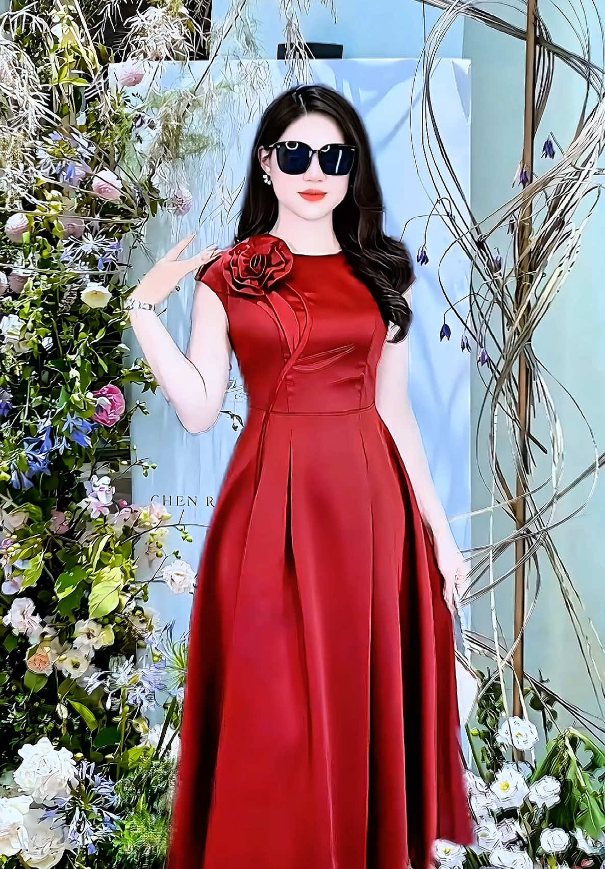 ✨🌹 Đầm trung niên dự tiệc sang chảnh với chất vải lụa vân ép mùng cao cấp, mềm mại mặc thoải mái. Thiết kế cổ tròn, tay hến và gắn bông 3D phần vai tạo điểm nhấn thu hút, nhấn eo và dáng xoè giúp che khuyết điểm và mang lại vẻ đẹp quý phái cho chị em #da#damtrungnienditiecu40u50a#damtrungniendutiecchekhuyetdiema#vaytrungnienditiecthietkecaocapa#damtrungniendidamcuoia#vayditiecnhuneosangchanh