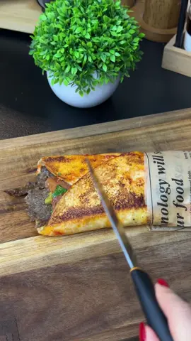 Am facut si eu kebabul viral la tava si merita din plin sa-l incercati. Carnea a iesit foarte suculenta la interior si crispy pe exterior si pusa alaturi de legume coapte, a fost o bunatate.  🌯Ingrediente: 1 kg carne vita - oaie 2 cepe 20 ml ulei 4 linguri de iaurt grecesc Boia dulce Sare si piper Chimion Oregano  Pentru sevit: Lipie Legume coapte (rosii, ardei kapia, ardei iute) Pentru sos:  Iaurt grecesc 1 catel usturoi Marar Sare.  Pentru sosul rosu (de uns lipia) O lingura bulion Putin ketchup Ulei de floarea-soarelui.  👩🏼‍🍳Mod de preparare: Eu am optat pentru un amestec de vita-oaie, peste care punem iaurt grecesc, condimente, ceapa maruntita si ulei. Amestecam bine, dupa care o intindem intr-un strat cat mai subtire pe o foaie de copt si rulam. Mie mi-au iesit 3 bucati.  Lasam totul la copt 25 de minute la 200 de grade, iar la final mai punem doar carnea 5 minute, sa se rumeneasca perfect. Noi am servit-o intr-o lipie cu sos de iaurt grecesc, legume coapte, castravete murat si sumac. Peste lipie am mai pus un sos si am lasat-o sa se rumeneasca in tigaie, pentru a obtine acest rezultat final.  #kebalatava #kebabviral #kebab 