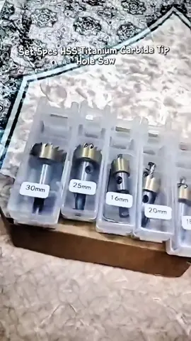 Set 5pcs HSS Titanium Carbide Tip Hole Saw ni ringan tapi padu—buat lubang pada metal atau stainless steel jadi lebih cepat dan tepat. #HoleSawSet #HSSBit #DIYTools #toolsset #MetalWork 