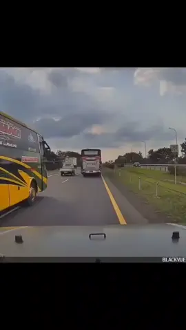 Baic BJ40 diserempet bus motong! #faktaotomotif #otomotif #busugal #baic #bj40