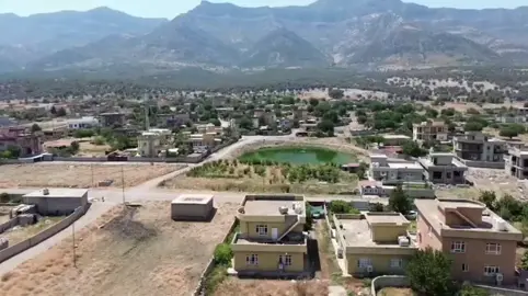 ئەڤ هۆزانە هاتیە ڤەهاندن ل  دەمێ میرێ کورە هێرش ئینایە سەر دەڤەرا زێبارێ و گوندێ هەرنێ ل وی دەمی بریار هاتبو دان هەمی ناوچەیێن دەورو بەر هەڤبەندیەک هاتبو گرێدان کو هەمی پێکڤە شەری دگەل میرێ کورە بکەن بەلێ پشتی کو مەلا یحیایی فتوایەک دای کو نابیت شەر دگەل میرێ کورە بهێتەکرن هەمی ل هەڤبەندیا خو لێڤەبون تنێ زێباریا دژی میرێ کورە شەر کر ب سەرکردایەتیا (سلمان ئاغایێ هەرنی)  ناڤێ نڤیسەرێ ڤێ هوزانێ دیارنیە  hernê haî hernê        kavle rreşê hernê       herrw iêrrşê dçnê   kavle rreşê hernê       selman iaxä ma btnê          kavle rreşê hernê                                                                     selman iaxä dbêjîte                şêrê sorê dbêjîte                                                                   ç kesê lêve bbîte     l berjna xw bnvîte      hernê lbn znare        kavle rreş hernê    mîr kaxezek hnare    kavle rreş hernê      mew zêbarîa iev care       kavle rreş hernê                                                                    hernê lbn çîaî         kavle rreş hernê           sorana lbn danaî       kavle rreş hernê     selman iaxä nemaîî   kavle rreş hernê   hernê lbn kevrî           kavle rreş hernê   sorana lbn îewrî         kavle rreş hernê   selman iaxä îe mrî      kavle rreş hernê ئەڤ سترانە ب رێکا(AI) ژلایێ ماموستا چیا ئاکرەیی هاتیە دروست کرن...