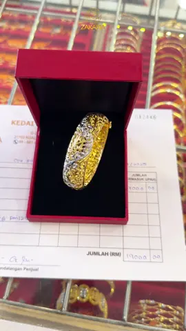 Lawa betul Bangle Pahat Jawa Exclusive ni 😍  Terima Kasih akak sayang datang shopping di KEZKB ❤️ Semoga akak dimewahkan rezeki selalu 🤲🏻  #kedaiemas #emas916 #kedaiemaszakariakualaberang 