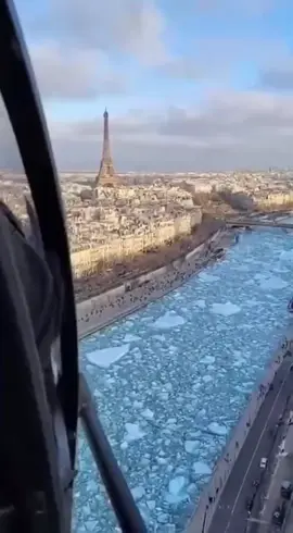 Flash info A Paris, la vague de froid a frappé la capitale. Nos équipes se sont rendues sur place pour faire le point sur la situation. #paris #toureiffel #seine #france #pourtoii 