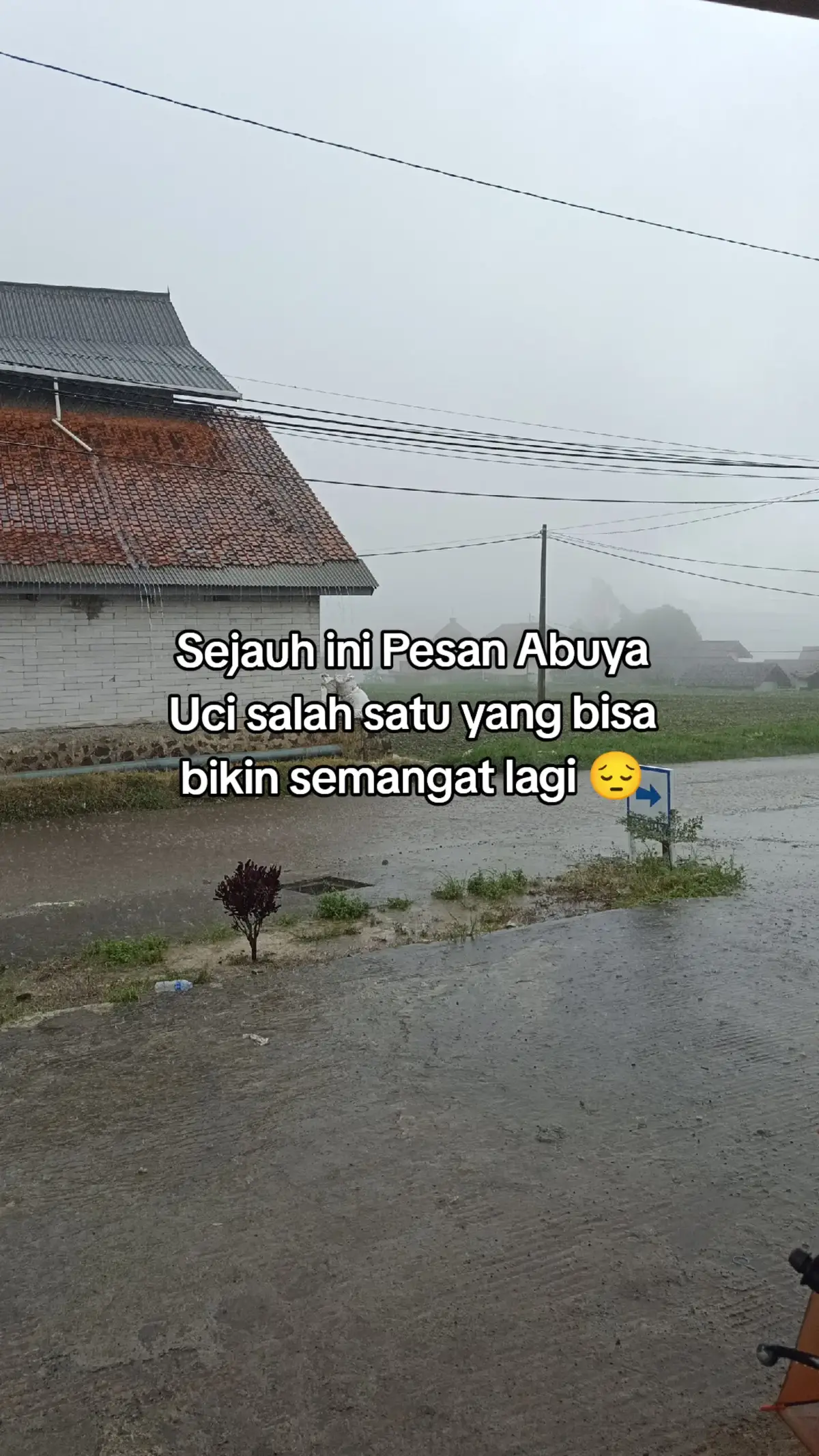 “Jangan kalah oleh lelah, jangan mundur karena usia. Kedewasaan itu dinilai dari tindakan. Hidup mewah bukan karena megah, tapi karena berkah.” Pesan singkat ini mengingatkan bahwa: Lelah dan usia bukan alasan untuk berhenti berbuat baik atau memperbaiki diri. Kedewasaan bukan soal umur, tapi bagaimana seseorang bertindak dan bersikap. Kemewahan hidup yang sebenarnya bukan dari tampilan atau harta, tapi dari keberkahan yang membuat hidup tenang, cukup, dan dekat dengan Allah. Sederhana, tapi isinya dalam. #abuyauciturtusi #abuyauciturtusicilongok #katakata #quotes #motivasi 