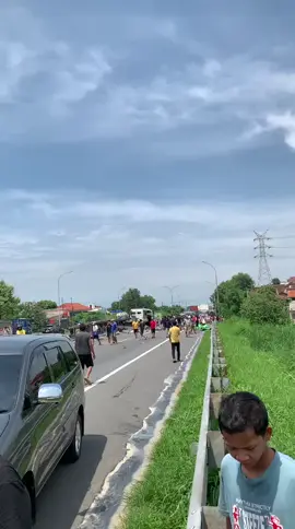 22 Novemher 2025, 13.20 WIB Terjadi kecelakaan beruntun melibatkan 2,Truck & 2 Mobil Lokasi di ruas Tol Gayamsari - Jatingaleh KM 432 arah Selatan Informasi yang didapat terdapat 2 korban MD Untuk penyebab kecelakaan menunggu kronologi aktual dari Kepolisian#promomakanharian 