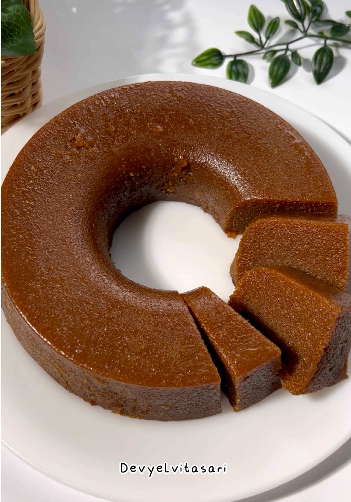 🌸 BINGKA SINGKONG GULA MERAH 🌸 Bahan-bahan :  * gula Merah 200 gr ( boleh ditambah gula pasir sedikit kalau mau lebih manis )  * air 100 ml  * daun pandan 1 lembar  * singkong parut 850 gr  * tepung tapioka 50 gr  * garam 1/2 sdt  * telur 1 butir  * vanili cair 1 sdt  * santan instan 65 ml  Loyang 20 cm  #bingkasingkongkukus #bingkasingkonggulamerah #kuetradisionalindonesia #jajananpasar #resepmudah 