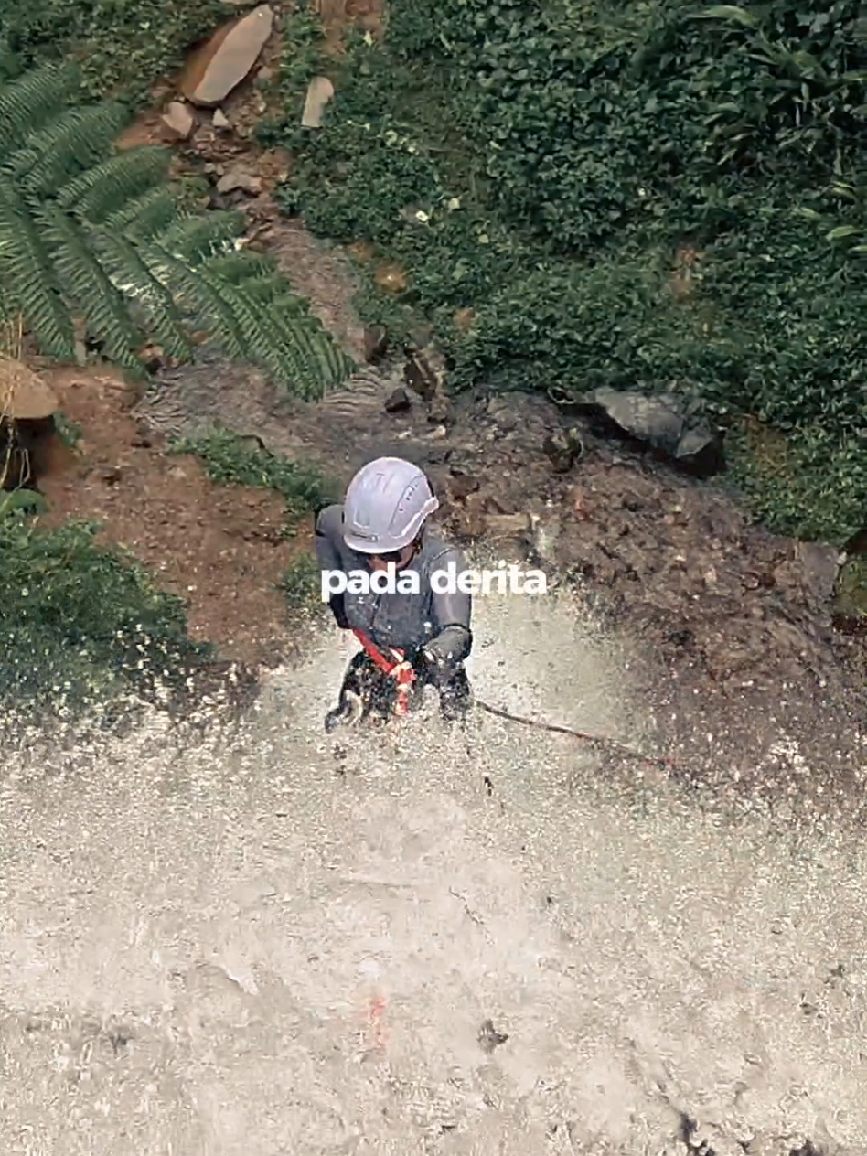 katanya si yang galau setelah canyoningan bisa sembuh, apa bener ya ?? apa karna galaunya udah kebawa arus air ?? hmm #curugsipitung #semarang #tegal #pemalang #kendal #pekalongan #liburanantimainstream #wisataseru #batangcanyoning #batangcanyoning #kabupatenbatang #canyoneering #canyoning #wisatabatang #opentrip 