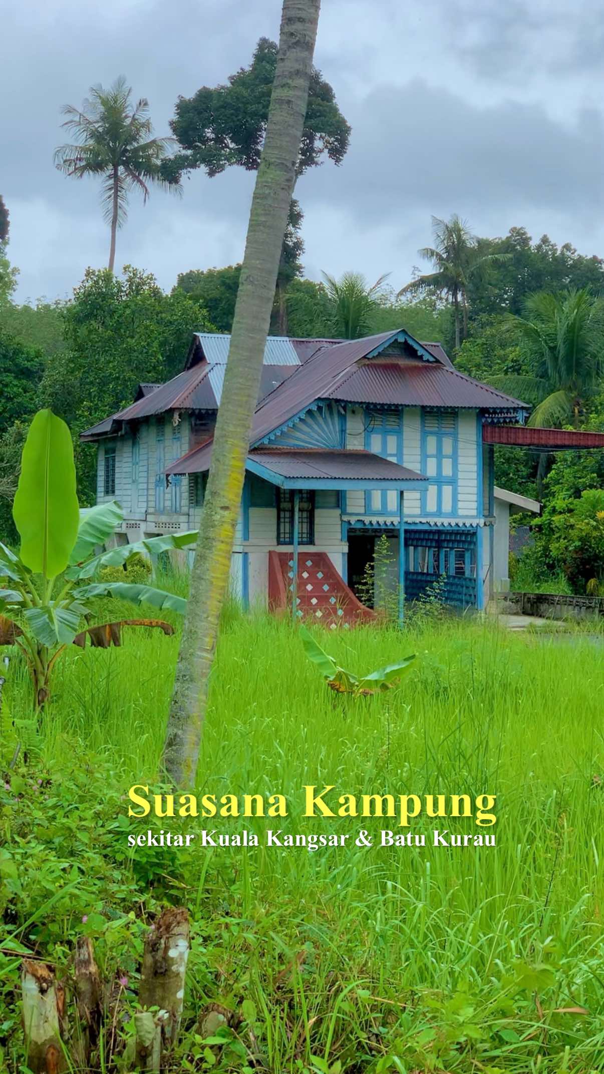 Rumah lama di kampung.. setiap orang pasti ada kenangan sendiri, tempat yang pernah merasai bahagia masa lalu sebelum dunia mengajar rindu. Hujan renyai pun tak menghentikan pandangan. Setiap sudut bercerita tentang tawa, tangis dan orang tersayang. #rumahkampung #suasanakampung 