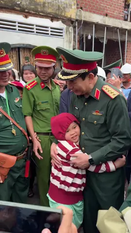 Sáng nay 22/11/2025, Đại tướng Phan Văn Giang - Bộ trưởng Bộ Quốc phòng 👨🏻‍✈️🎖️ đã có mặt tại xã Tuy Phước, tỉnh Gia Lai mới (xã Phước Nghĩa, huyện Tuy Phước, Bình Định cũ), thăm hỏi bà con nhân dân vùng bị thiên tai ngập lụt do bão đổ bộ.  📷 Tín Phan - Gia Lai Thân Yêu  #daituongphanvangiang #botruongboquocphong #kiemtracongtackhauphuchauquasaubaolu #tuyphuoc_gialai_binhdinh