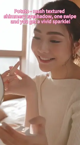 Stop randomly choosing eyeshadows! This shimmery one has low pigmentation, natural and long - lasting🥰#fyp #makeup #oneanddone #christmasgift #gfgiftideas 