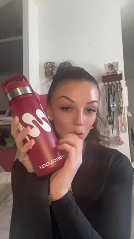 1 gourde de 500mL et 6 sachets de pastilles d’eau aromatisée Hydrology  Une belle découverte, ça me permet de boire plus d’eau au quotidien, en réduisant les boissons sucrées et énergisantes  Un produit polyvalent qui répond à différents goûts et s’adapte à plusieurs segments ; -Slim : framboise/myrtille  -Vitality : fruits de la passion/fraise  -Immunité : citron vert/gingembre  -Glow : pêche/hibiscus  -Chill : citron/menthe/pamplemousse -Detox : sureau/fruits rouges 