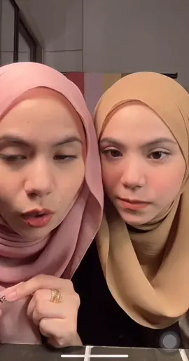 Aku tak boleh la layan kembar ni 😭 hahaha geram sungguh la celoteh diorang @diyanaarefn @liyanaarefin_ btw korang nak dengar tak cerita liyana dalam live ni ? 