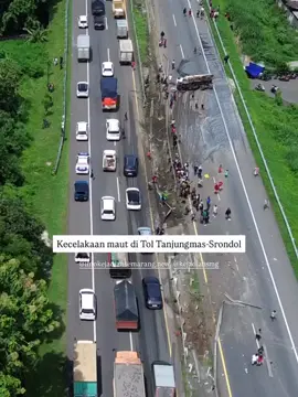 Telah terjadi kecelakaan karambol di ruas Tol Semarang ABC dari arah Gayamsari menuju Srondol/Jatingaleh, siang ini pada Pukul 12.57 WIB. Insiden terjadi di KM 432 C wilayah Tembalang dan sempat menutup lajur kendaraan. Hingga saat ini, petugas masih melakukan penanganan di lokasi. Belum ada informasi resmi mengenai jumlah kendaraan yang terlibat maupun kronologi lengkap kejadian. Informasi akan diperbarui setelah keterangan resmi dirilis pihak terkait. Tetap berhati-hati dan waspada bagi pengguna jalan tol di sekitar lokasi. 🙏 #infoupdatejateng #kabarberitaindo #semarang #lakalantas 