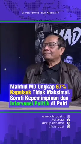 Mahfud menyebut dua faktor utama yang menyebabkan masalah berulang di tubuh Polri: kepemimpinan yang lemah dan intervensi politik. Mahfud juga membeberkan data internal Mabes Polri terkait evaluasi kinerja perwira menengah di lapangan. Menurutnya, 67 persen Kapolsek dinilai tidak mencapai standar kinerja yang diharapkan. Mahfud juga menyoroti mekanisme kuota 30 persen hak prerogatif Kapolri dalam penempatan dan penerimaan perwira baru.   Ia menekankan bahwa sistem tersebut harus diganti dengan meritokrasi penuh agar promosi dan penerimaan perwira lebih transparan dan adil. #MahfudMD #Polisi #Polri #mahfud #polisiindonesia 