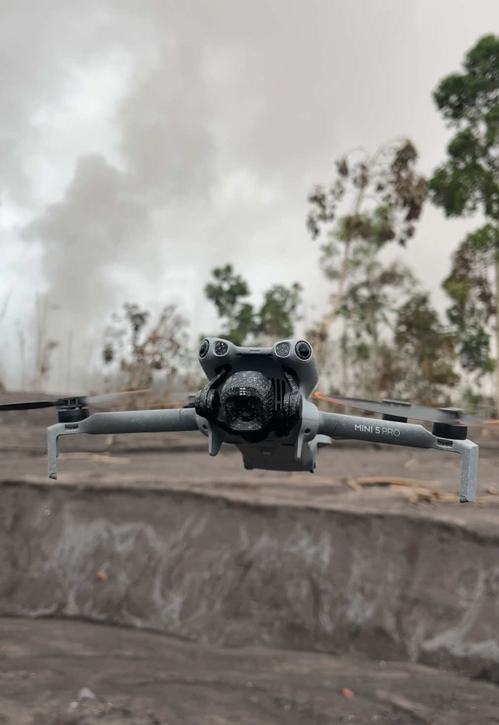 Nekat nerbangin drone saat letusan sekunder terjadi. @DJI Official #semeru #gunungsemeru #lavasemeru #lahardinginsemeru #letusansekundersemeru  