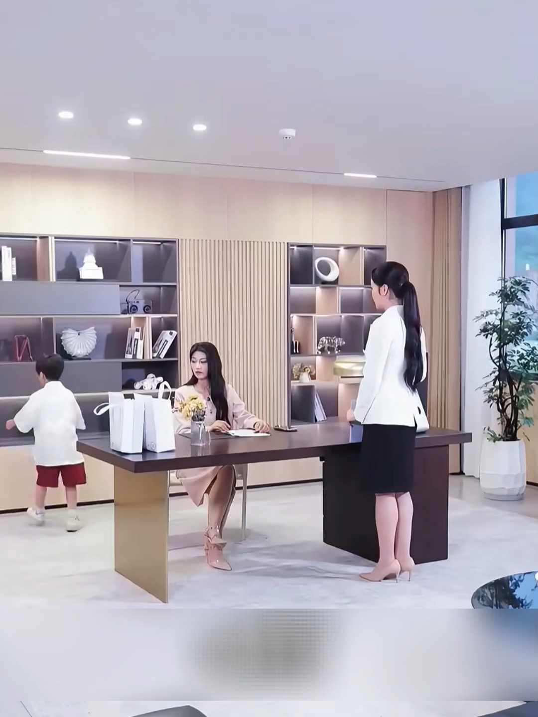 العبقري الصغير يكتشف جهاز التنصت والسر وراءه#افلام_عربي #مسلسلات_كورية #دراما #فيلم #BaseballUpdates