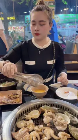 Thời tiết mưa mưa lạnh lạnh ăn đồ nướng thì còn phải bàn . Mời ạ ❤️❤️❤️#xuhuongtiktok2025 #tiktok2025 