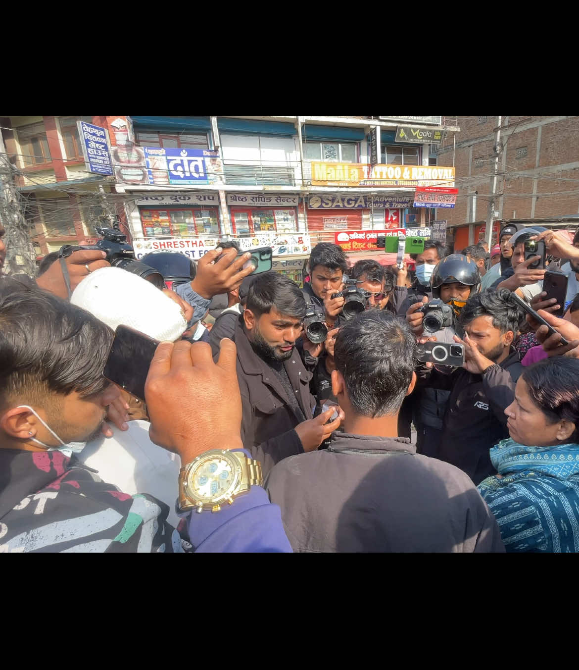 मिडियासँग कुरा गर्दै स्थानीय बासीहरू ❤️‍🩹🥹 #sujanrai907 #justice #ktm #foryou #media 