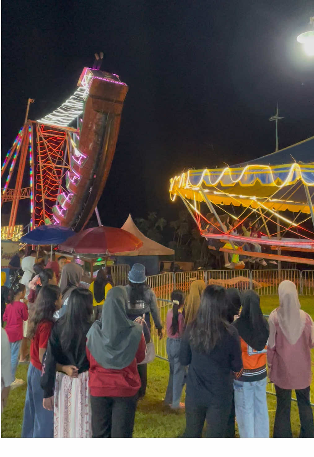 Malam minggu di guyur hujan terus bolo😭#fyp #viral #like #majalengka #pasarmalam 