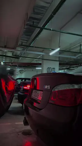 БМВ М5 Е60 — это поистине легендарный автомобиль, который не теряет своей привлекательности и по сей день. Эта машина сочетает в себе исключительную динамику, превосходную управляемость и безупречный дизайн, делая её одной из самых интересных моделей в своём классе. Мощный V10 двигатель, мощность которого достигает 500 лошадиных сил, позволяет разгоняться до сотни всего за несколько секунд, а характерный звук мотора создает особую атмосферу настоящего спортивного автомобиля. Элегантный и агрессивный внешний вид в сочетании с передовыми технологиями внутри делают БМВ М5 Е60 по-прежнему актуальной и желанной машиной для ценителей высокой производительности и стиля.   #bmw #m5 #e60 #v10 #bmwm5e60 