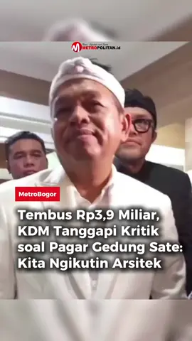 Proses pembangunan ulang pagar Gedung Sate kini sedang menarik perhatian.  Pagar yang jadi akses keluar-masuk kantor  Gubernur Jabar itu bakal diganti dengan konsep arsitektur bernama Gapura Candi Bentar. Di tengah proses pembangunan gapura yang menelan anggara Rp3,9 miliar itu, warga maupun netizen di sosial media yang melihat bentuk baru gerbang Gedung Sate menjadi terbelah.  Ada yang mendukung karena bentuk gerbang itu merepresentasikan kearifan lokal, tapi tak sedikit yang merasa heran karena sentuhannya berbeda dengan gaya bangunan kolonial. Gubernur Jabar Dedi Mulyadi atau KDM pun turut buka suara. Dia memastikan, pembangunan ulang pagar Gedung Sate menjadi Gapura Candi Bentar sudah dilakukan dengan proses perencanaan bersama arsitektur yang handal. “Jangan ngikutin netizen. Kita ngikutin arsitek, gitu loh. Kalau ngikutin netizen, enggak akan selesai-selesai, nanti ada banyak versinya,” kata Dedi Mulyadi. #dedimulyadi #kdm #gedungsate #gedungsatebandung #bandung   