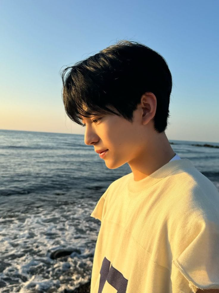 Kamu terdiam menatap seorang pria yanng tengah duduk dengan tenang dihadapanmu. Sangat khas. Pria yang hampir dua tahun tak kamu temui itu masih sama, tenang dan terlihat begitu datar—tak berekspresi sedikitpun. Namanya Yushi, pria kaku yang menjadi kekasihmu selama lima tahun lamuanya. Namun, ‘People come and go’ ada waktunya Dimana hubunganmu dan Yushi retak. Bukan karena orang ketiga, tapi karena dinginnya hubunganmu dengan Yushi. Namun setelah berakhirnya hubunganmu dengan Yushi, kamu kehilangan kabar tentang Yushi selama hampir dua tahun lamanya. Kamu mencoba mencari tau tentang keberadaan Yushi, namun kamu tak menemukan jejak pria itu. Hal terakhir yang kamu ketahui tentang Yushi Adalah Ketika Yushi Kembali ke Jepang untuk memegang Perusahaan sang ayah. Namun dua tahun kemudian Yushi mengirim pesan singkat yang berisikan jika pria kelahiran Jepang itu ingin bertemu denganmu, di tempat pertama kali kamu bertemu dengan Yushi. Dan disinilah kamu sekarang, disebuah café. “Maaf.” Kamu tersenyum tipis, “gapapa, udah lama juga kan?” Kamu masih ingat jelas sesibuk apa Yushi dengan pekerjaannya dulu, tapi walaupun sibuk kamu tau pasti jika Yushi menyayangimu. Yushi bukanlah pria yang akan memberikanmu bunga setiap harinya, atau memberikanmu kata-kata manis di setiap pagimu, tapi Yushi adalah orang pertama yang akan memastikanmu makan dengan baik dan tak merasakan sakit sedikitpun. Kandasnya hubungamu dengan Yushi ketika kamu menyiapkan perayaan hari jadimu bersama dengan Yushi. Kamu menunggu dari mulai matahari tenggelam hingga fajar menyapamu, namun Yushi tak kunjung datang. Emosimu tak tertampung lagi, bukan sekali dua kali Yushi melakukan hal seperti ini. Kamu juga hanya seorang Wanita yang ingin menerima ribuan kata-kata manis, namun sejak awal Yushi tak pernah memberikannya. Pada akhirnya kamu mengakhiri hubunganmu dengan Yushi. “Gimana Perusahaan kamu di Jepang?” tanyamu membuka obrolan. Yushi tersenyum tipis, “Semuanya baik.” Kamu ikut tersenyum, “Syukurlah.” “Tapi aku gak baik-baik aja tanpa kamu.” Kamu terdiam sesaat berusaha mencerna apa yang baru saja Yushi ucapkan. “Dua tahun lamanya aku merenungi rasa sakit yang udah aku kasih sama kamu, terlalu banyak sampai aku gak bisa ngebayangin kesepiannya kamu selama jadi pacar aku.” Kamu tersenyum manis, “semua itu udah berlalu, kamu gak perlu ngerasa terbebani dengan apa yang udah terjadi.” “Aku tau kesalahan aku terlalu besar sama kamu, tapi selama dua tahun ini kehidupan aku hampa tanpa kamu. Aku udah coba beberapa cara supaya bisa hidup lebih baik tanpa kamu, tapi nyatanya aku gak bisa.” Kamu terdiam membisu ketika Yushi mengeluarkan kotak beludru berisikan cincin berlian. Cincin yang tiga tahun lalu pernah kamu tunjukan pada Yushi, cincin yang ingin kamu jadikan sebagai cincin pertunanganmu dengan Yushi dulu. “Aku mohon, tolong Kembali ya?” Kamu tersenyum tipis lantas menutup kotak beludru itu membuat pria itu terdiam seribu Bahasa. Kamu mengangkat tanganmu menunjukkan sebuah cincin yang melingkar di jari manismu, “Maaf, aku udah tunangan.” Yushi terkekeh pelan seakan menertawai dirinya sendiri, “ternyata aku terlambat ya?” Kamu tersenyum tipis, “kamu gak terlambat, aku yakin diluar sana ada banyak Wanita yang bisa mendampingi kamu lebih baik daripada aku.” Yushi menunduk lesu, hatinya berdenyut nyeri, kepalanya mencaci maki dirinya sendiri atas apa yang telah dirinya lakukan. “Apa kamu gak lagi ngerasain perasaan rindu yang sama kaya dulu?” tanya Yushi. “Aku udah lupain kamu, walaupun gak mudah aku tetap berhasil lupain kamu.” Kamu menatap kearah jendela, disana ada Jaehee—kekasihmu. “Walaupun begitu, kamu akan tetap jadi core memori yang indah buat aku.” Kamu bangkit dari dudukmu dan berjalan meninggalkan Yushi disana. Dari kejauhan, Yushi hanya bisa menatap interaksimu bersama dengan Jaehee yang begitu manis ditemani dengan rasa penyesalan yang tak akan Yushi luapakan. #yushi #Nct #Nctwish #AU #fyp