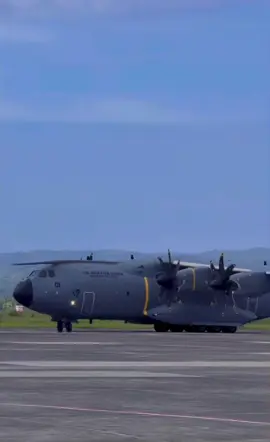 Pesawat angkut strategis A-400 dari Skadron Udara 31 Lanud Halim PerdanaKusuma  Airbus A400M/MRTT merupakan pesawat angkut multirole TNI AU yang mampu beroperasi di berbagai kondisi, termasuk landasan yang tidak beraspal.memiliki kapasitas angkut hingga 37 ton dan jarak tempuh 8 jam tanpa pengisian bahan bakar.pesawat buatan spanyol ini bisa melaju dengan kecepatan maximal 780km/jam dengan maximal daya jelajah mencapai 8.900 km dengan 4 mesin turboprop,yang berfungsi sebagai pesawat tanker udara untuk mendukung operasi pesawat tempur  Dengan panjang 45,1 lebar 42,2 m dan tinggi 14,7 m. Airbus A400m bisa di gunakan bebagai operasi. Operasi perang & operasi selain perang dalam misi kemanusian dan tanggap darurat di berbagai kawasan dan dapat mengangkut 100 personel lebih sekali terbang. #airbus  #a400m  #tniau  #fyp  #viral 