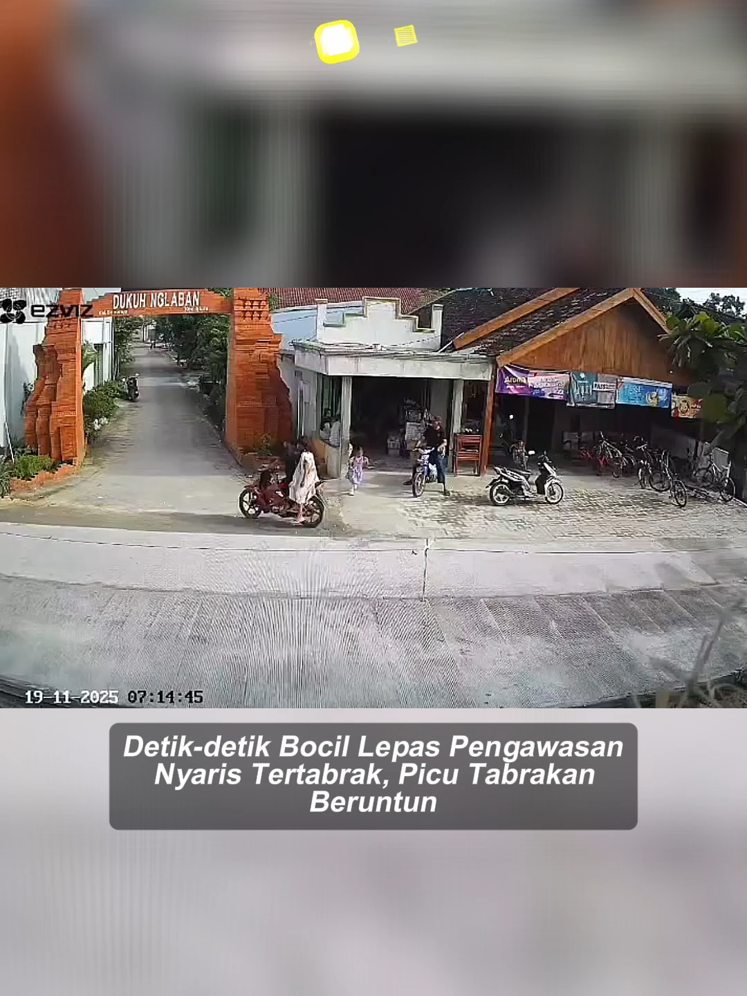 – Sebuah video rekaman CCTV/dashcam yang memperlihatkan insiden lalu lintas akibat kurangnya pengawasan orang tua viral di media sosial. Dalam video tersebut, seorang anak kecil terlihat tiba-tiba berlari menyeberang jalan raya yang sedang ramai lancar. Kejadian bermula saat sang anak muncul tanpa pendampingan orang dewasa. Seorang pengendara motor yang melintas di jalur tersebut bereaksi cepat. Dengan refleks yang sangat baik, pengendara itu melakukan pengereman mendadak (hard braking) tepat sebelum mengenai tubuh sang anak, sehingga anak tersebut selamat dari benturan fatal. Namun, insiden tidak berhenti di situ. Aksi pengereman mendadak tersebut mengejutkan pengendara motor lain yang berada tepat di belakangnya. Karena jarak yang terlalu dekat dan tidak sempat menghindar, pengendara kedua menabrak bagian belakang motor penyelamat tersebut hingga terjatuh. Peristiwa ini memicu reaksi luas dari masyarakat. Banyak yang menyayangkan kelalaian orang tua atau pendamping yang membiarkan anak di bawah umur berada di area jalan raya tanpa pengawasan ketat. #tiktokberita #bangsaonline #harianbangsa