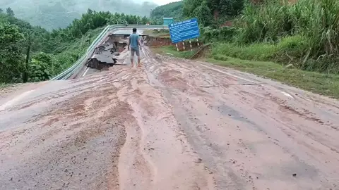 Quốc lộ 27c tại km36, khoảng lúc 4h chiều ngày 22/11.  Sạt lở nghiêm trọng. #reviewdalat #giatgiaydalat #reviewbđsdalat 