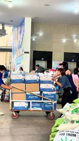 Giữa những ngày khó khăn, Nhung tin vào sức mạnh của sự sẻ chia. Các nhu yếu phẩm đang được mọi người khẩn trương chuẩn bị để kịp thời đến tay bà con vùng lũ. Mong bà con luôn bình an ❤️ Nhung có để thông tin các điểm tiếp nhận cứu trợ, cả nhà có thể hỗ trợ bà con ở đây nhen! #HoangNhung  #HoaHauHoanVuVietnam  #MissCosmoVietnam #Unimedia 