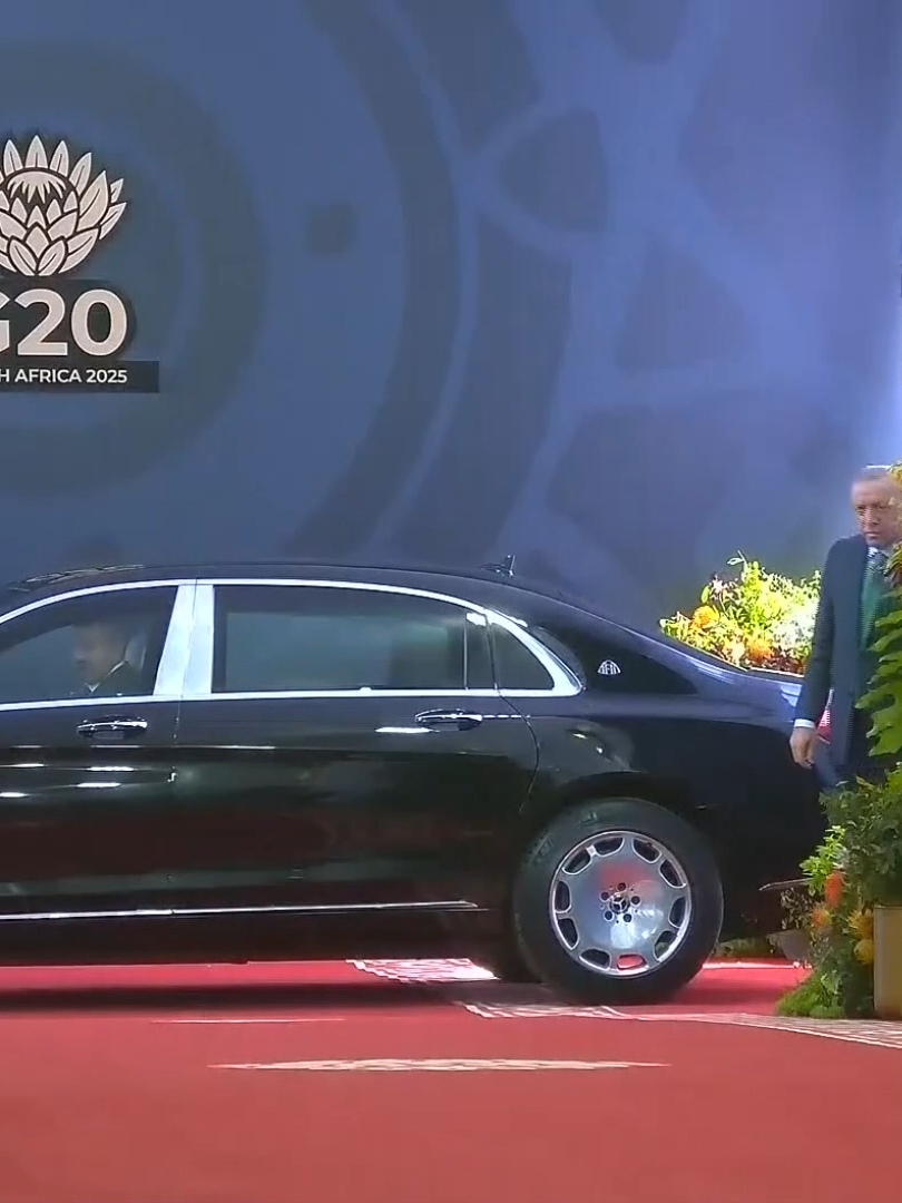 Cumhurbaşkanı Erdoğan, Güney Afrika'nın Johannesburg kentinde düzenlenen G20 Liderler Zirvesi resmi karşılama törenine katıldı.