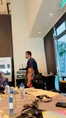 Waxaan magaalada Nairobi kaga qaybgalay Kulan-weynaha Cilmi Isweydaarsiga ee Magaalooyinka Afrika (Cities and Towns Learning Academy in Africa), kaas oo maanta ka furmay magaalada Nairobi ee dalka Kenya. Kulanka cilmi-isweydaarsigan wuxuu ujeedkiisu ahaa in si wadajir ah loo sameeyo xalal waara oo adkaysi u leh cimilada, kuwaas oo loogu talagalay dadka barakacayaasha ah iyo bulshooyinka ay la nool yihiin. Waxaan ka qaybgalayaasha la wadaagay warbixin faahfaahsan oo ku saabsan xaaladda barakacayaasha ee ku nool gudaha Boosaaso iyo agagaarkeeda, anigo oo aragtiyo ka dhiibtay caqabadaha ka dhashay isbeddelka cimilada iyo talooyin ku saabsan xalal waara oo looga jawaabayo caqabadahaas. Kulankan waxaa iska kaashaday World Bank Group, UN-Habitat, iyo UNHCR, #bosasoiyobilowcusub #somaliantiktok #fyp #puntlander🇸🇱 #somaliatiktok 