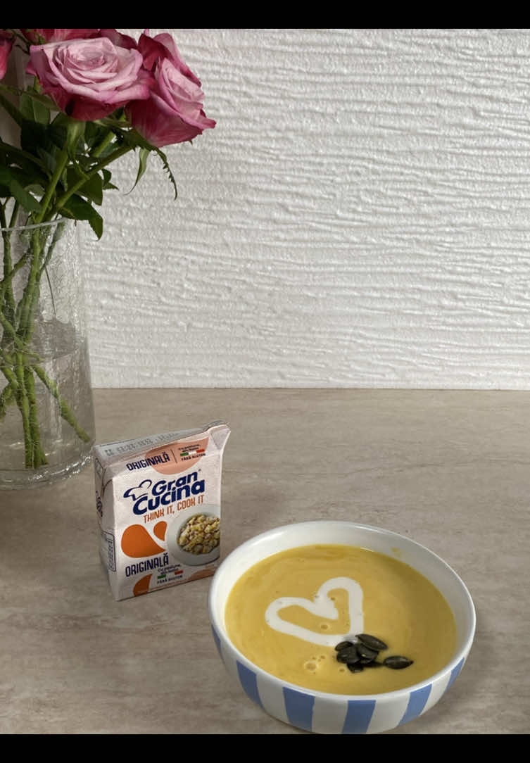 ✨ Cea mai cremoasă supă de dovleac pentru zile reci! 🎃 Aromă de toamnă în fiecare lingură: dovleac copt, praz dulce, un strop de ghimbir și crema de gătit care o face irezistibilă. 🤤 Rapidă, sănătoasă și perfectă pentru cozy vibes! 🍂🥣 ✨ •    1 kg dovleac •    1 cartof mare •    2 tulpini de praz •    100 ml cremă de gătit Cucina D'oro •    20 ml ulei •    1.2 l apă •    ghimbir •    sare și piper •    semințe de dovleac Tăiați dovleacul cubulețe. Tăiați rondele cartofii și prazul. Tocați mărunt ghimbirul. Într-o cratiță mare, prăjiți prazul cu 20 ml de ulei timp de 2 minute. Adăugați ghimbirul și lăsați timp de 2 minute. La final, adăugați dovleacul și cartoful. Amestecați bine și turnați apa. Fierbeți la foc mic timp de 30 de minute. Pasați supa și condimentați cu sare și piper. Adăugați crema de gătit Cucina D’oro și amestecați. Pentru servire, decorați cu semințe de dovleac prăjite și câteva picături de cremă de gătit Cucina D’oro. ✨Pofta buna! @BUZZStore  #buzz_cucinamontaredoro #RetetaSaptamanii #MontareDoro #CucinaDoro