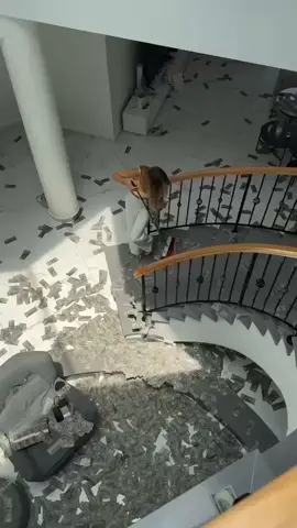 orang kaya kebanyakan duit Sampek disapu,,awak uang receh pun dikutep 😅😅#fyp#viral#ibukantin#kontenpemula 