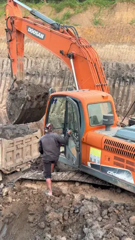 Doosan DX220 Destroying Deep Black Mud! Extreme Excavation!  Experience raw heavy-equipment power as the Doosan DX220 excavator digs deep into black swamp mud and loads massive 41-ton Hyundai dump trucks. This short captures real construction action, wet soil excavation, and extreme earthmoving performance. Perfect for fans of excavators, dump trucks, mud work, heavy machinery, and operator life. Watch the strength, precision, and nonstop power of the Doosan DX220 on a tough job site! #DoosanDX220 #DoosanExcavator #HyundaiDumpTruck #HeavyEquipment #ExcavatorShorts         
