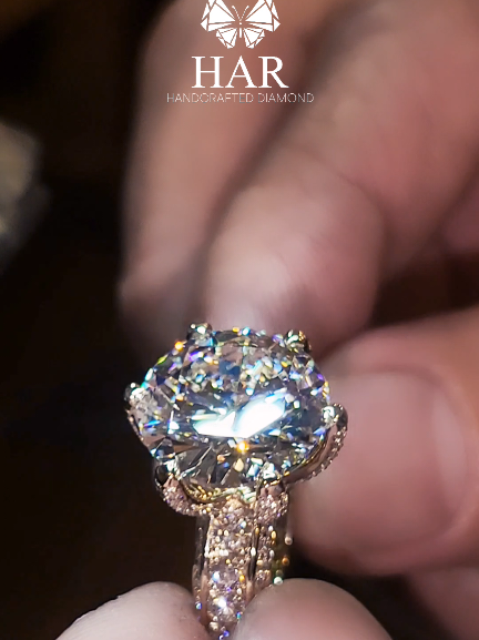 ✨ Vẻ đẹp toả sáng đẳng cấp từ Trang Sức HAR chính là sự kết hợp hoàn hảo giữa thiết kế tinh xảo và sự lấp lánh của ánh kim cương . Mỗi chi tiết đều được chế tác kỳ công, mang đậm dấu ấn của sự sang trọng và thanh lịch.💎🤩 #HARdimond #kimcuongcvd #kimcuongnuoicay #HARDiamond #giacongtrangsuc 