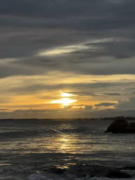 chắc là thượng đế muốn trừng phạt anh nên mới cho anh gặp em