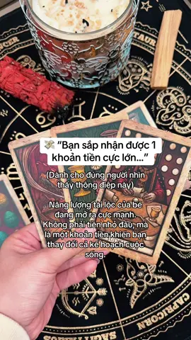 💰 1. Khoản tiền này đến bất ngờ 	•	Đến từ một cơ hội tưởng nhỏ nhưng lại nổ lớn. 	•	Có thể liên quan đến công việc, hoa hồng, kinh doanh, đầu tư, hoặc một người mang đến tin vui tài chính cho bạn. 	•	Nó đến rất nhanh, kiểu “vừa nghĩ xong đã xuất hiện”. 💎 2. Đây là “tiền nghiệp lành” Năng lượng cho thấy bé đã gieo rất nhiều điều tốt: 	•	Giúp người khác 	•	Làm việc chăm chỉ 	•	Không bỏ cuộc 	•	Giữ tâm sáng Vũ trụ trả lại bé bằng một cú bùng nổ tài lộc. 🔥 3. Số tiền này đủ để bạn: 	•	Nâng cấp bản thân 	•	Đầu tư lớn 	•	Mua món đồ mà bạn ao ước lâu nay 	•	Hoặc thoát khỏi một áp lực tài chính lớn ✨ 4. Thời điểm: 	•	3–12 ngày tới sẽ có dấu hiệu đầu tiên 	•	Trong vòng 1–2 tháng, tiền về rõ rệt 	•	Một khoản cực lớn nhất có thể rơi vào cuối 2025 – đầu 2026 🌟 Lời nhắn từ vũ trụ: “Đừng nghi ngờ. Tiền về khi bạn ở tần số đủ cao để nhận. Bạn đã chờ rất lâu rồi – giờ là lúc tận hưởng.”