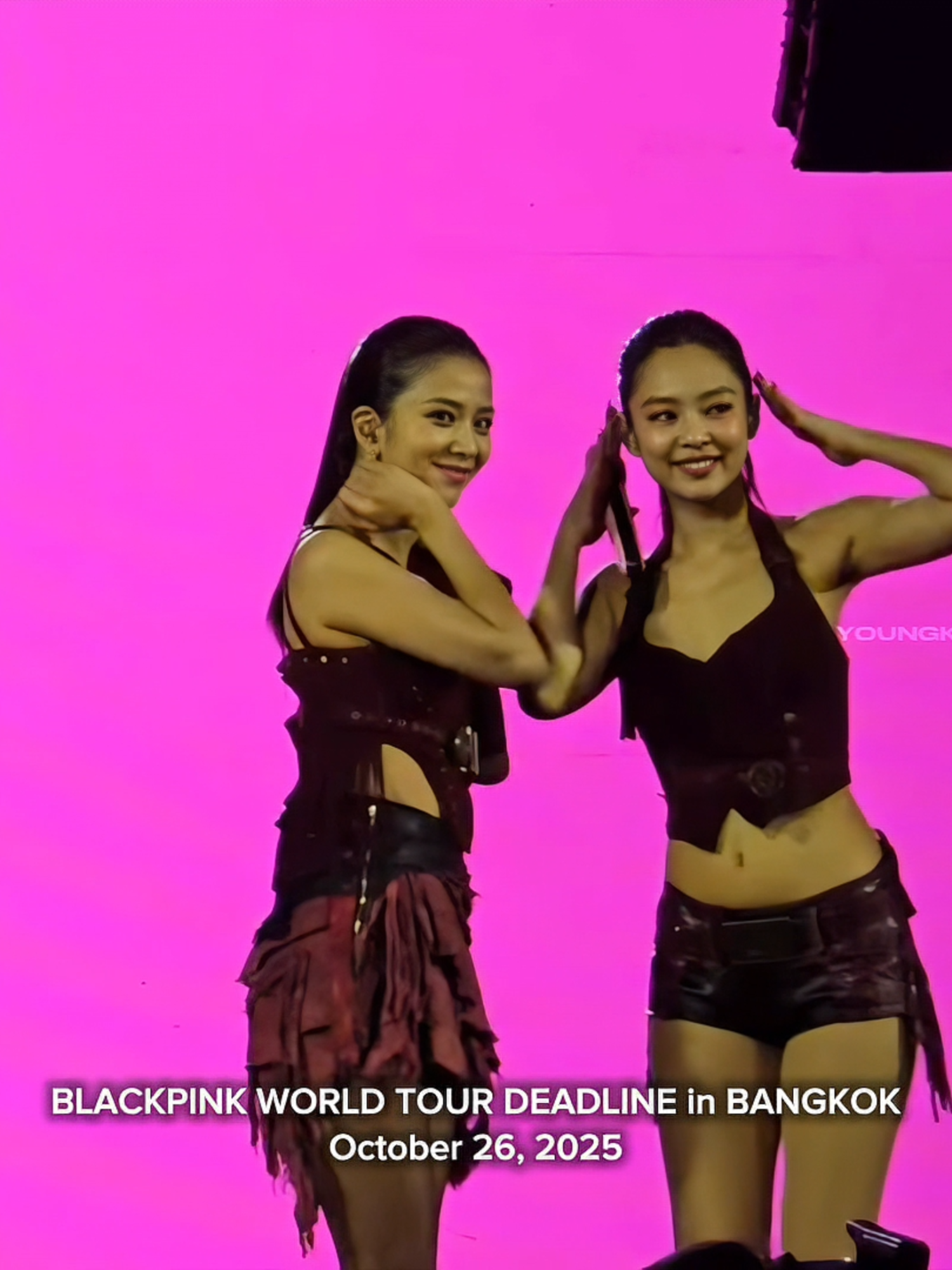 hmmm~ 👀🫦 lagi tren kah guys pose begitu di sokor? (just for fun✌) #bluedragonfilmawards2025 #jisoo #jennie #junghaein #ahnbohyun #청룡영화상 #fyp #foryou