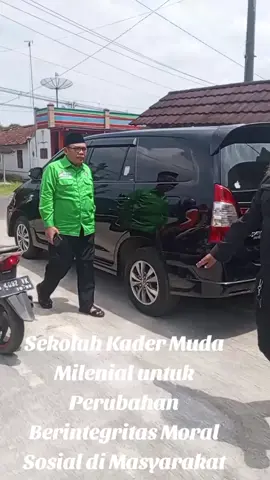 *PKB Bentuk Kader Muda Milenial untuk Perubahan Berintegritas Moral Sosial di Masyarakat* Kajen, Sabtu 22 November 2025 — Bertempat di Warung Makan Salam  Desa Pekiringan Alit, Kecamatan Kajen, Kabupaten Pekalongan, Partai Kebangkitan Bangsa (PKB) mengadakan kegiatan Pengkaderan PKB untuk Perubahan. Acara ini dihadiri oleh H. Asip Kholbi, H. Munir, Syamsul Bahri, tokoh-tokoh masyarakat Pekiringan Alit, serta puluhan peserta dari perwakilan Kecamatan Kajen, Kandangserang, dan Paninggaran. Peserta terdiri dari kalangan anak muda serta para ibu-ibu yang antusias mengikuti kegiatan tersebut. H. Edi Haryanto, selaku anggota dewan sekaligus penggagas kaderisasi PKB untuk perubahan, dalam sambutannya menyampaikan bahwa pengkaderan ini menjadi wadah silaturahmi sekaligus penguatan struktur PKB di tingkat ranting desa. Sementara itu, H. Asep Kholbi menegaskan bahwa PKB merupakan salah satu partai besar di Kabupaten Pekalongan, sehingga seluruh kader wajib menjaga marwah partai demi kemaslahatan umat. Dalam kesempatan yang sama, H. Munir menjelaskan bahwa pengkaderan ini bukan hanya sebagai sarana pembelajaran politik, tetapi juga untuk mengenalkan tugas, fungsi, dan kerja nyata para wakil rakyat. Para peserta tampak bersemangat setelah mendapatkan wejangan dari para tokoh PKB. “Selain bisa bersilaturahmi, kami mendapatkan ilmu tentang apa yang dimaksud politik dari rakyat, oleh rakyat, dan untuk rakyat,” ujar salah satu peserta.#sorotanpublik #jangkauanluas 