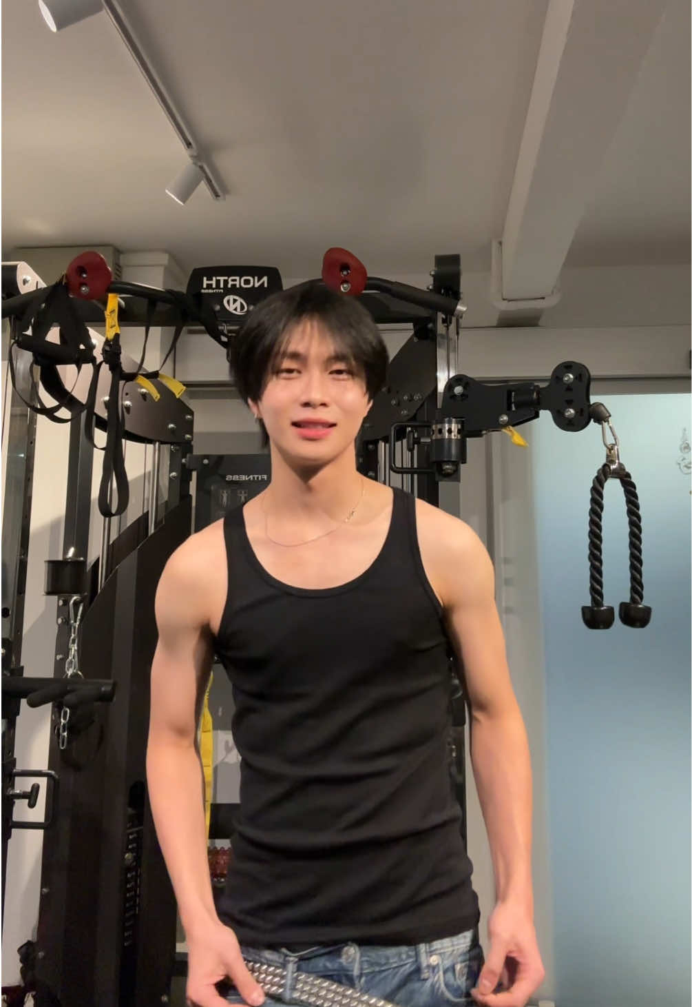 ยืนแอคให้คนหลังกล้องอยู่