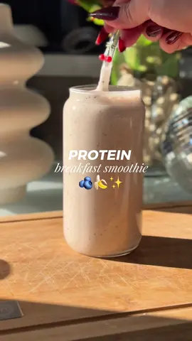 🥤 Smoothie protéiné — 300-330kcal 🍌 1 banane 🫐 Une poignée de myrtilles 🍑 1 scoop Clear Whey Pêche-Mangue – Prozis 🍓 1 scoop Collagène + Magnésium fruits rouges – Prozis 🥛 Lait d’amande 💧 Un peu d’eau 🌰 2 c.à.c de graines de chia ✨ Super frais, riche en protéines et parfait pour le matin ou après le sport ! 🛒 Produits PROZIS : -10% avec le code JADOUNI ➡️ Tous mes produits sont dans le lien en bio #smoothieprotein #smoothie #deficitcalorique #reequilibragealimentaire #healthyrecipes 