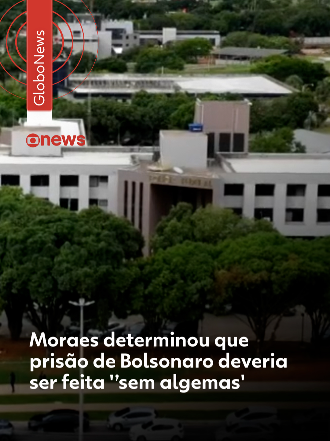 Blog do Valdo Cruz - O ministro Alexandre de Moraes, do STF, determinou que a Polícia Federal cumprisse na manhã deste sábado o mandado de prisão do ex-presidente Jair Bolsonaro sem algemas, sem exposição à imprensa e “com todo o respeito à dignidade”. A decisão foi encaminhada à Superintendência da Polícia Federal no Distrito Federal e aparece no despacho. A prisão é preventiva e foi solicitada pela Polícia Federal. Segundo as informações iniciais, não se trata do cumprimento de pena, mas de uma medida cautelar. Bolsonaro foi levado para a Superintendência da Polícia Federal, onde ficará em uma sala de Estado, espaço reservado para autoridades como presidentes da República e outras altas figuras públicas. O ex-presidente foi detido por volta das 6h, e o comboio que o transportava chegou à sede da PF às 6h35. Em nota oficial, a Polícia Federal informou que cumpriu um mandado de prisão preventiva expedido por decisão do Supremo Tribunal Federal (STF). A prisão foi motivada pela garantia da ordem pública. Leia mais no #g1 #bolsonaro #tiktoknotícias