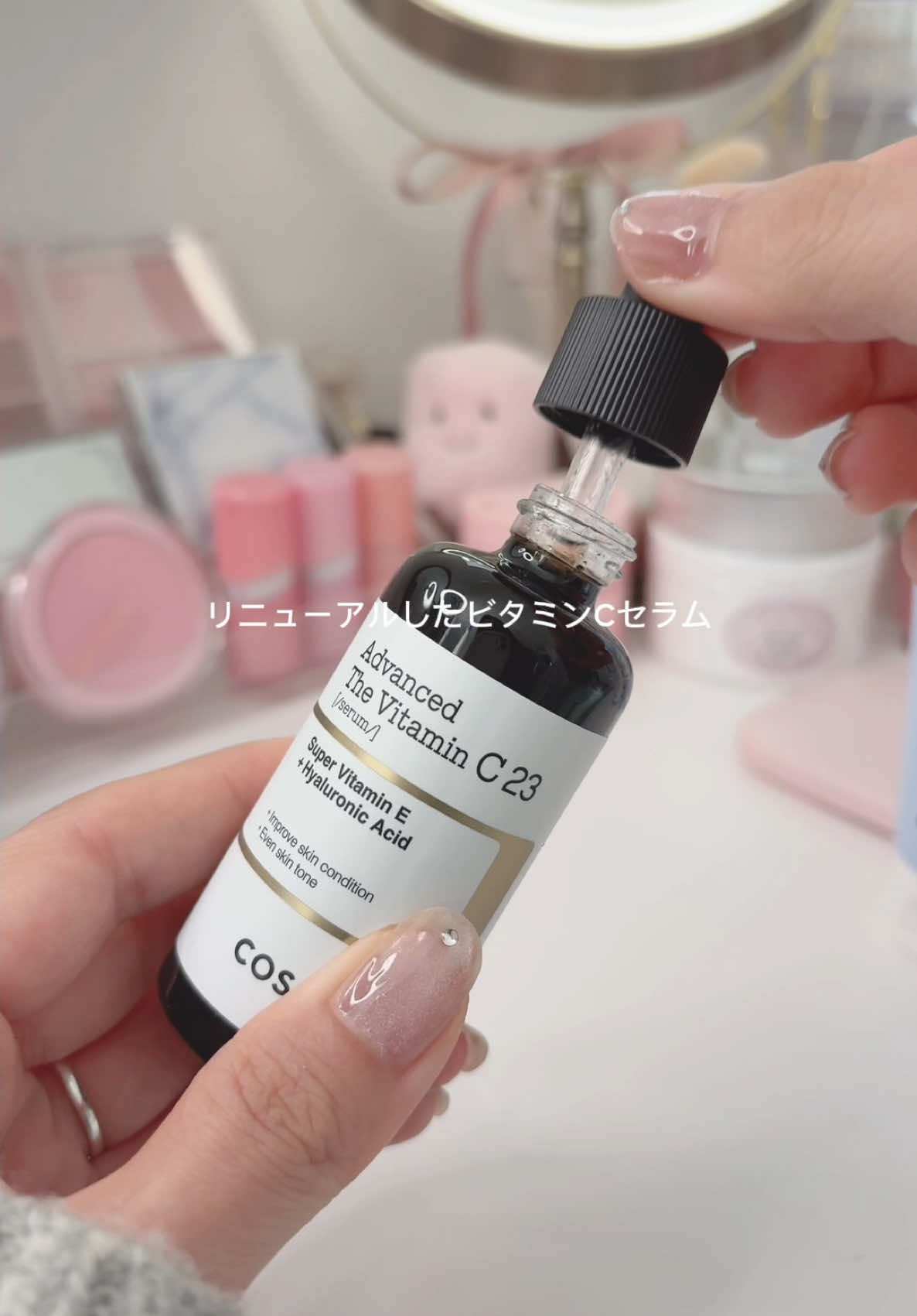 夏の紫外線ダメージ、そろそろさすがに一掃したい… COSRX アドバンスド ザ・ビタミンC23セラム 最近リニューアルした、大人気美容液！ 原料由来の香りが弱くなって、使いやすくなったよ◎ ピュアビタミンC*23%と、高濃度な配合はそのまま👍🏻 刺激感のもとになる成分は除去してて、 デイリーに使えるのがうれしい♡ Lemon Squareを通じて、COSRXさまからRXアドバンスド ザ・ビタミンC23セラムRXザ・６ペプチドスキンブースターセラム・RXザ・セラミドスキンバリアモイスチャライザー・ウルトラライト透明UVクリーム​を提供いただきました *整肌成分 #COSRX #コスアールエックス #メガ割 #ビタミンC23セラム #ピュアビタミン   @cosrx_jp @cchannel_lemonsquare