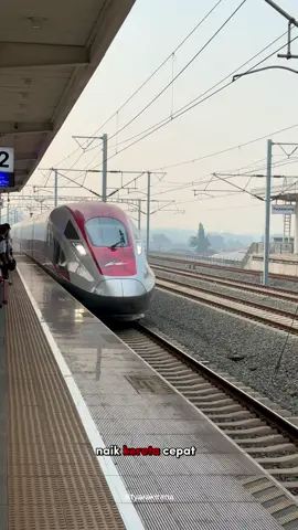 🚄 Pertama kali naik Whoosh dari Stasiun Bandung ke Halim! Cuma 40 menitan udah nyampe Jakarta ✨ Pemandangannya juga bagus banget sepanjang jalan 💕 Cepet, nyaman, bebas macet — next time wajib ajak keluarga naik Whoosh lagi 💛 Buat yang mau lanjut nginep, aku rekomendasiin banget RedDoorz near Halim Perdana Kusuma 3! Deket stasiun, bersih, nyaman, dan harganya terjangkau 👌 #WhooshExperience #BandungJakarta #KeretaCepat #RedDoorz #redtraveller 