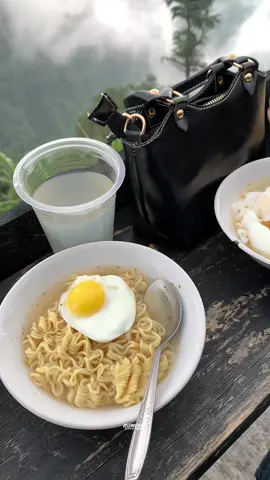 Nongki di temenin kabut syahdu #bumiayugayabebas 